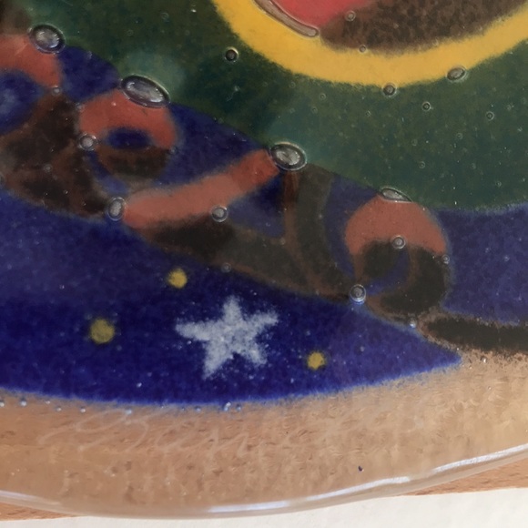 Peggy Karr Santa in Flight 8" Fused Glass Christmas Plate NIB - signed - Picture 4 of 6
